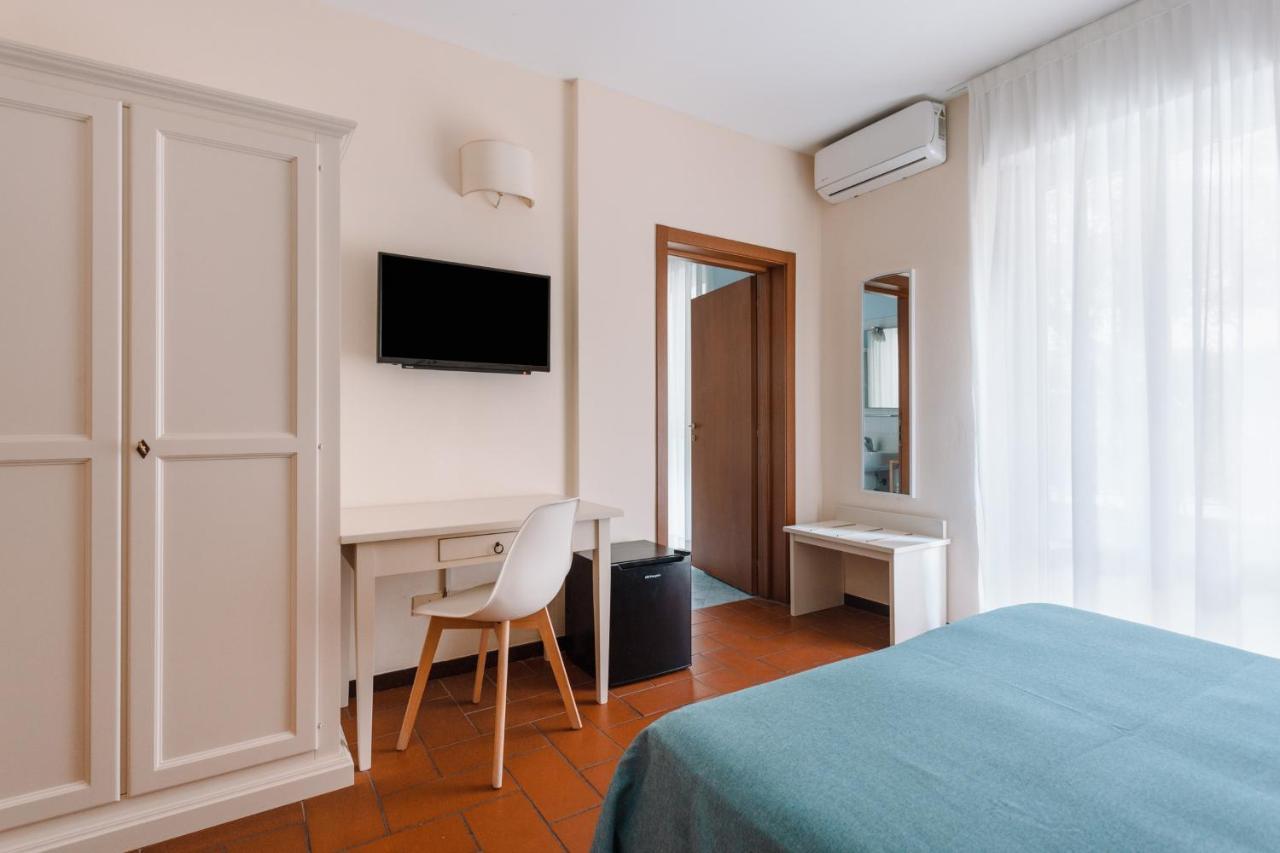 Hotel Milton มารินา ดิ เปียตราซันตา ภายนอก รูปภาพ